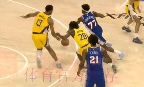 炸裂！埃奇库姆弧顶接球，加速起飞抡圆拉弓隔扣布拉德利